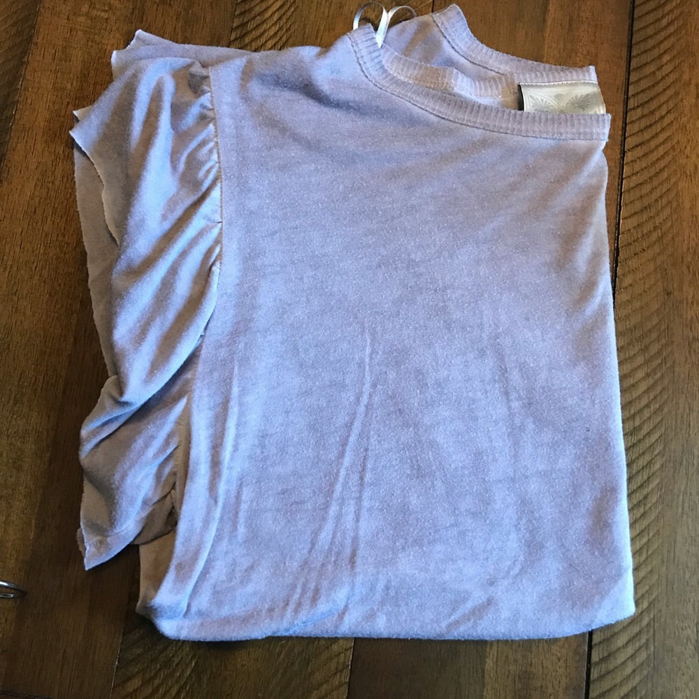 Basic Ruffled sleeve top - Picture 4 of 4